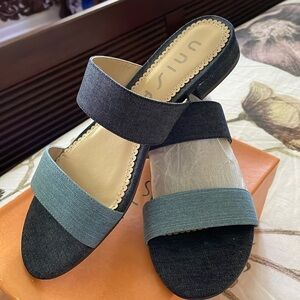 This sandals are made of jeans fabric.